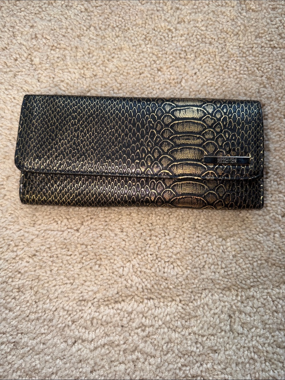🛍️ PURSE SALE - ENDS 9/2 🛍️
Kenneth Cole Reaction snakeskin clutch